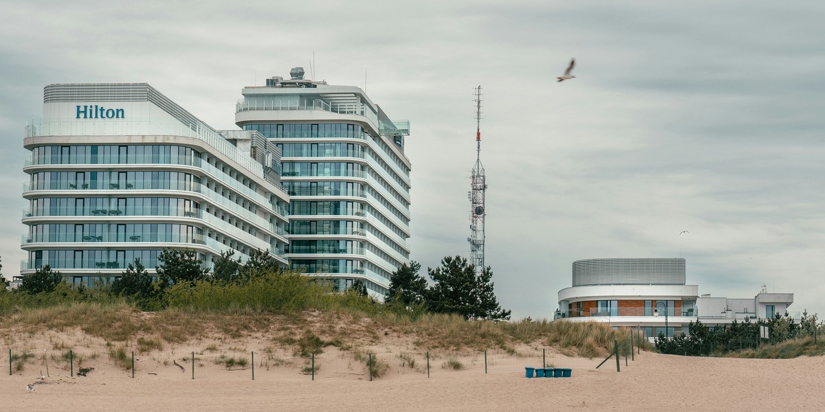 Airbnb tager kampen op mod Booking: Åbner døren for hoteller i jagten på ny vækst