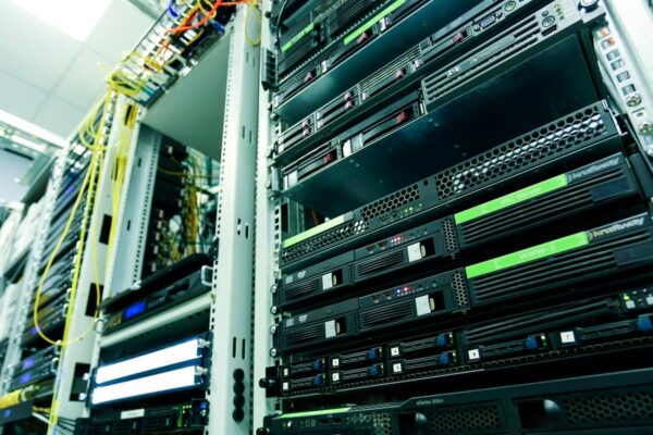 Flaskehals i datacentre kan bremse AI-boomet: Investorer og techgiganter rammes af forsinkelser