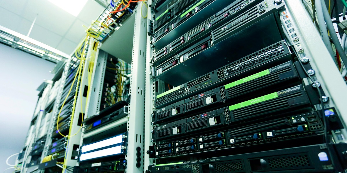 Flaskehals i datacentre kan bremse AI-boomet: Investorer og techgiganter rammes af forsinkelser