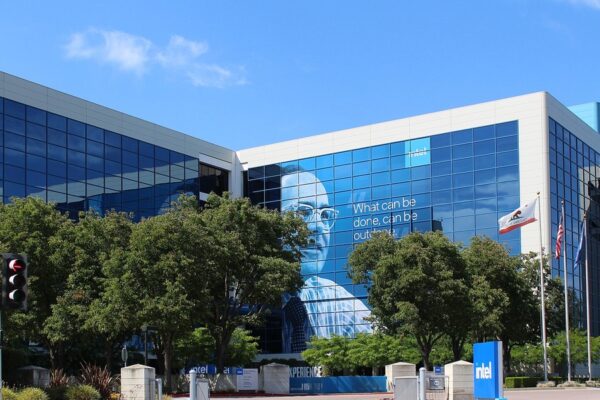 Intel overrasker Wall Street: AI-boom sender aktien op – men tabene vokser
