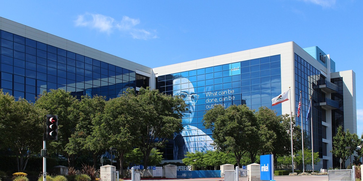 Intel overrasker Wall Street: AI-boom sender aktien op – men tabene vokser