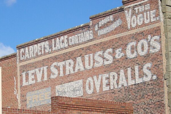 Levi’s løfter forventningerne efter stærkt kvartal – netbutik og egne butikker runder afgørende milepæl