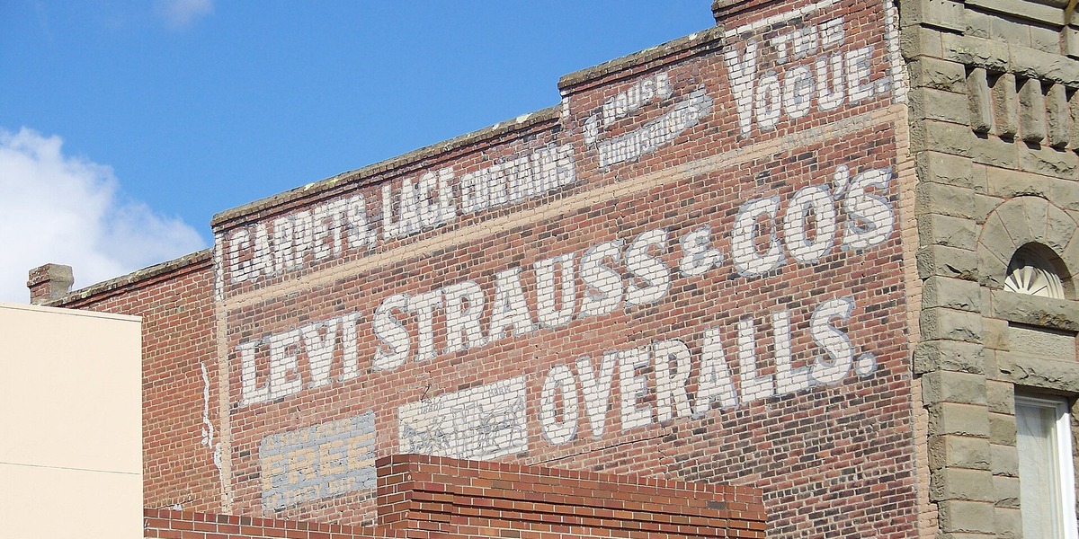 Levi’s løfter forventningerne efter stærkt kvartal – netbutik og egne butikker runder afgørende milepæl