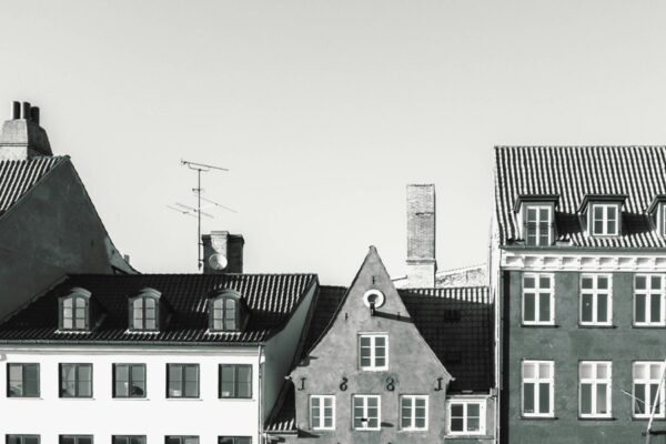 Ny skævhed på boligmarkedet: København bremser – og forældrepengene fylder mere