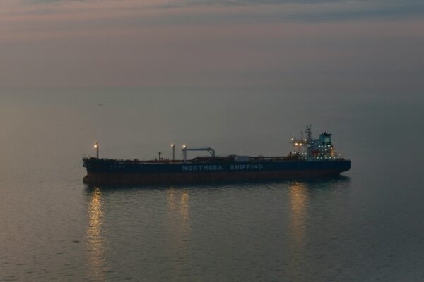 Olieklemme strammer til: De sidste Hormuz-tankere når frem – nu frygter markedet en ny prischok