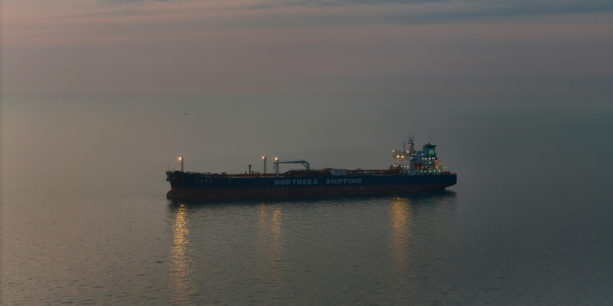 Olieklemme strammer til: De sidste Hormuz-tankere når frem – nu frygter markedet en ny prischok