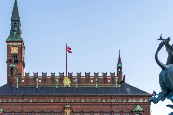Ørsted-formand afviser Equinor-spekulationer, mens energipolitikken strammer grebet om priserne i Europa
