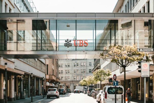 Schweiz vil tvinge UBS til ekstra kapitalbuffer: Forslag om 20 mia. dollar skærper presset på Europas største bank