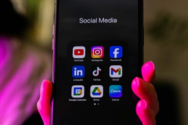 Teen-forbud mod sociale medier breder sig – men eksperter advarer om dyr symbolpolitik for techsektoren