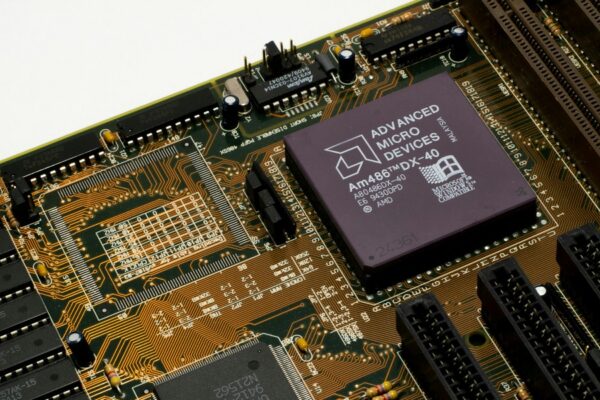 AMD overrasker markedet: AI-boom sender aktien op – og presser Nvidia på pris og levering