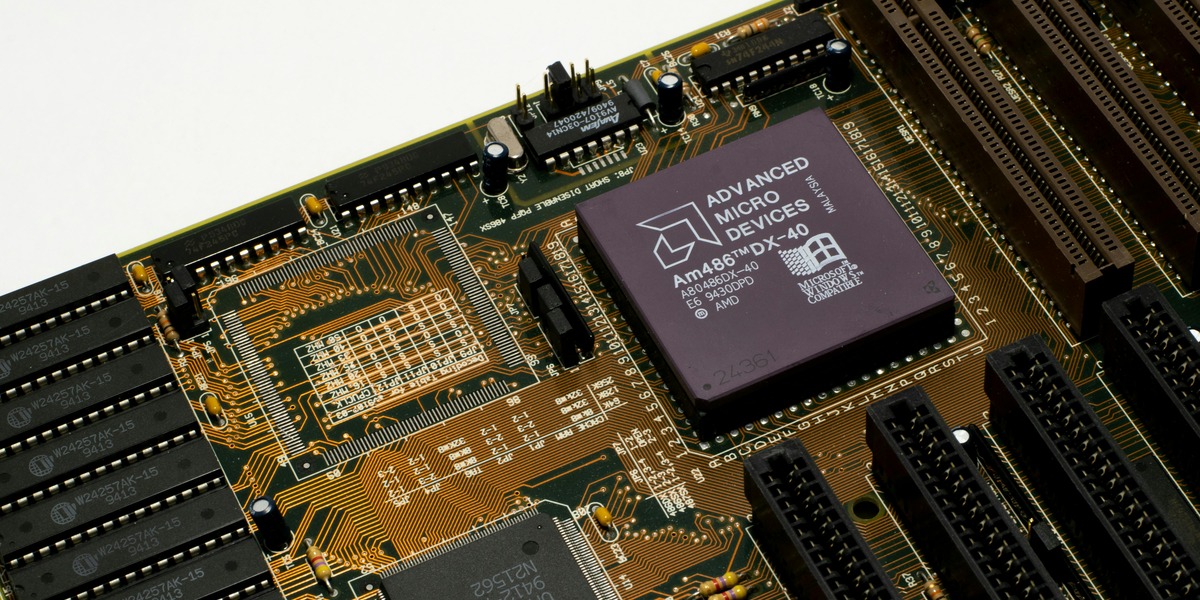 AMD overrasker markedet: AI-boom sender aktien op – og presser Nvidia på pris og levering