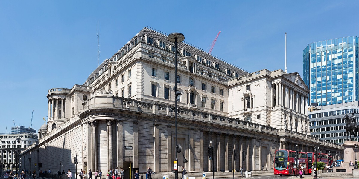 Britisk inflation falder – men energichok kan sende renterne op igen