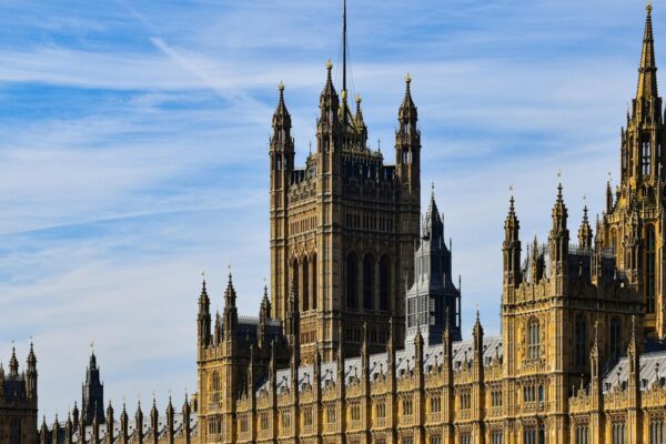 Britiske gilts ryster igen: Politisk magtkamp i Labour presser renter og pund