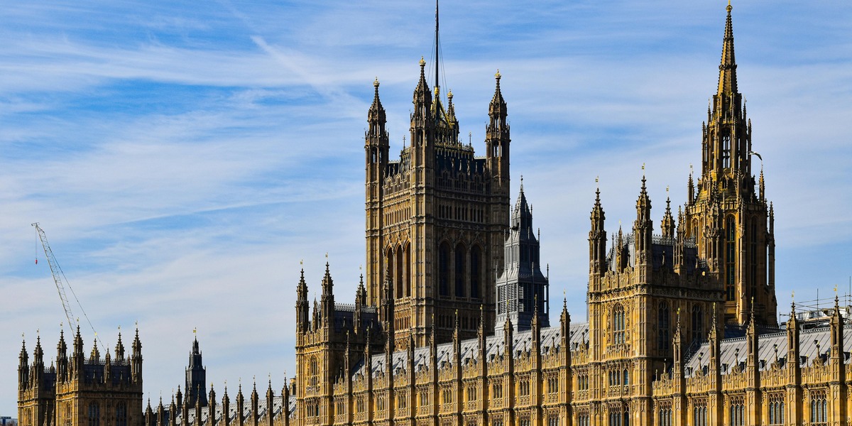 Britiske gilts ryster igen: Politisk magtkamp i Labour presser renter og pund