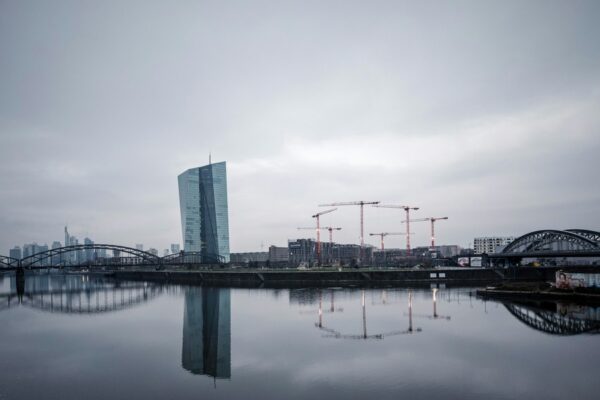 ECB på vej mod rentestigning: Markedet strammer allerede kreditten – og det kan blive den skjulte bremse