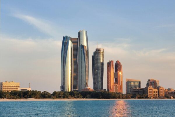 Hormuz-krisen tvinger UAE til ny olierute: ADNOC bygger pipeline i rekordtempo