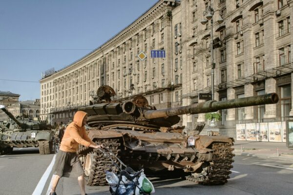 Humanoide krigsrobotter testes i Ukraine: Amerikansk startup vil masseproducere og ind på USA’s frontlinjer