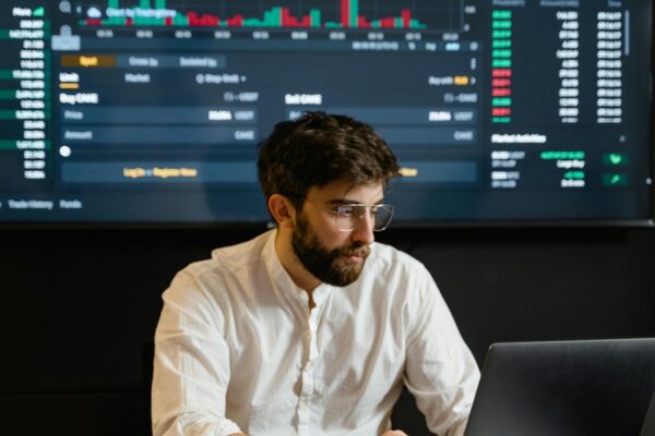 Oliegiganternes skjulte profitmotor: Krigen og priskaos gav tradingborde medvind