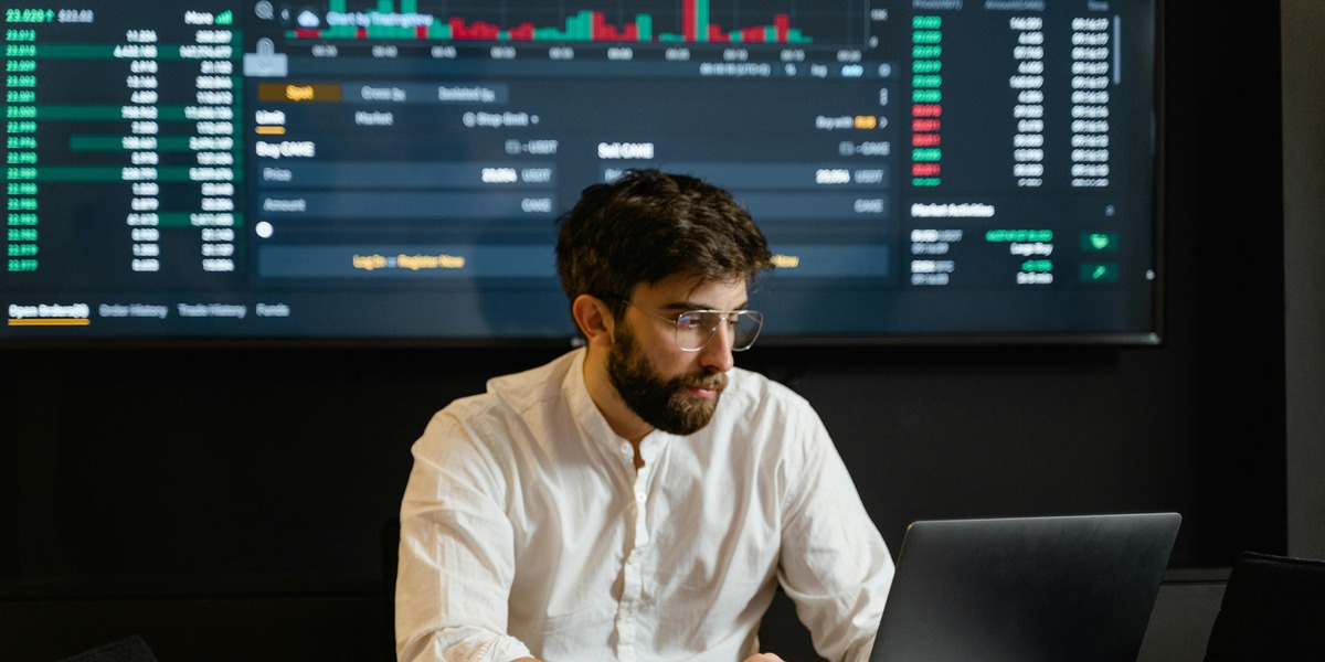 Oliegiganternes skjulte profitmotor: Krigen og priskaos gav tradingborde medvind