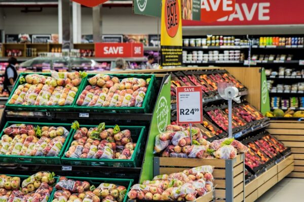 Priskrigen i supermarkederne skærpes: Nye “faste lave priser” presser både marginer og leverandører