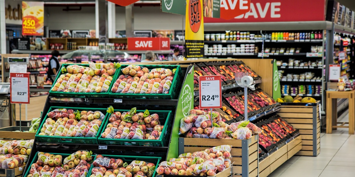 Priskrigen i supermarkederne skærpes: Nye “faste lave priser” presser både marginer og leverandører