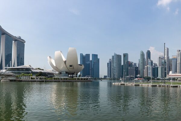 Singapore leverer vækstchok – men energikrig kan puste til inflationen igen