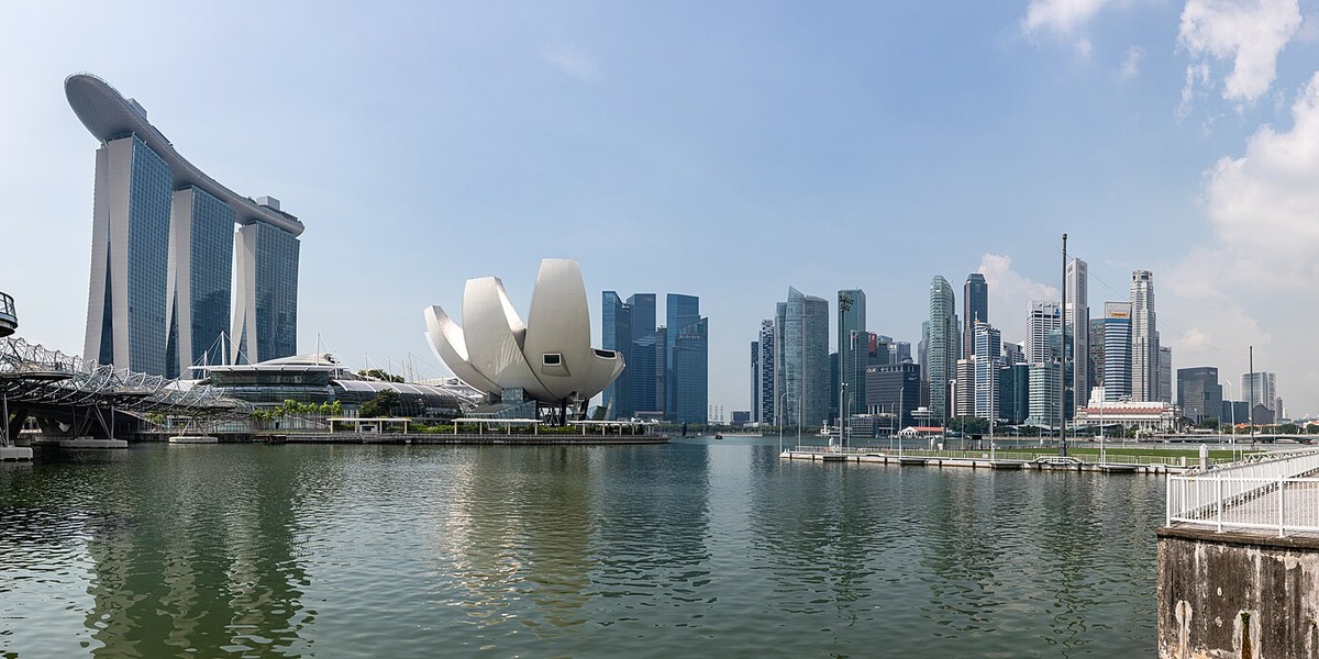 Singapore leverer vækstchok – men energikrig kan puste til inflationen igen