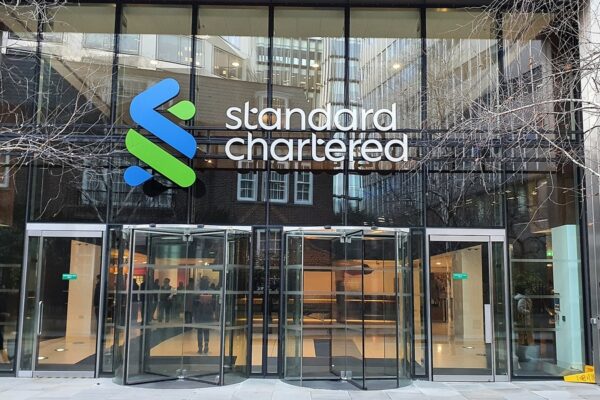 Standard Chartered skærer hårdt i hovedkontoret og hæver profitmål: Nu skal hver medarbejder tjene markant mere