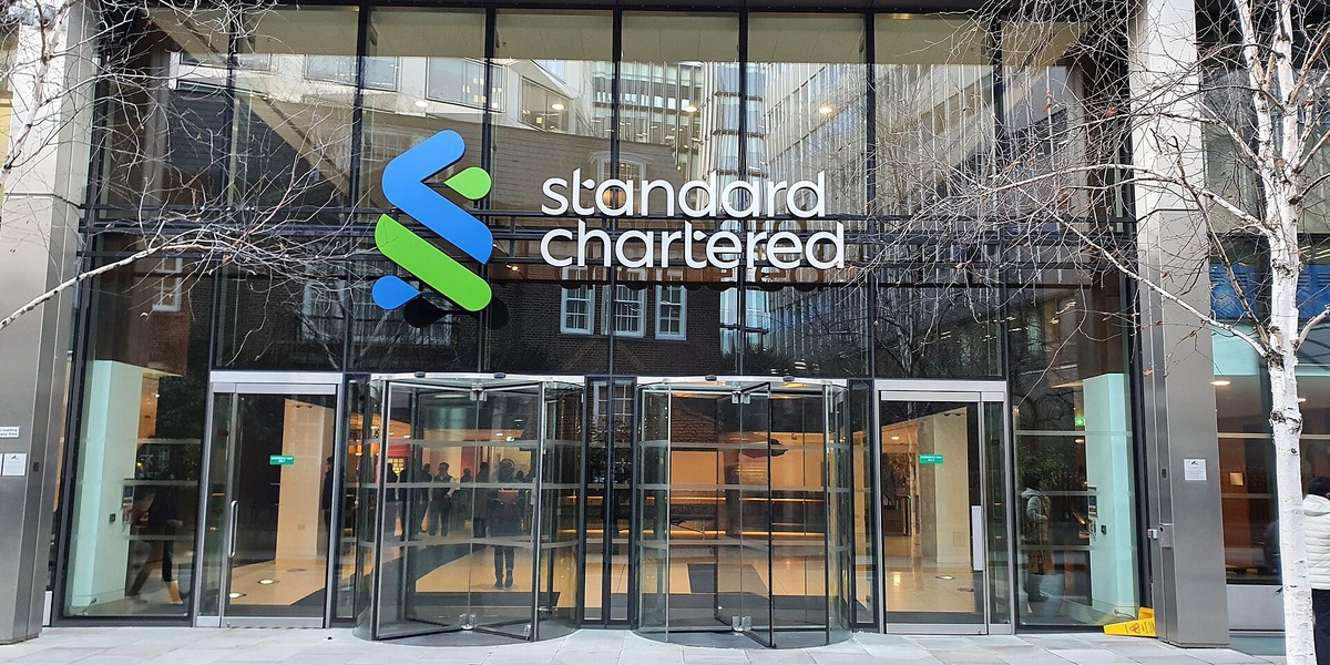 Standard Chartered skærer hårdt i hovedkontoret og hæver profitmål: Nu skal hver medarbejder tjene markant mere