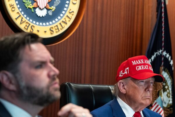 Trump afblæser planlagt Iran-angreb efter pres fra Golfen: Olie og markeder får et tiltrængt pusterum