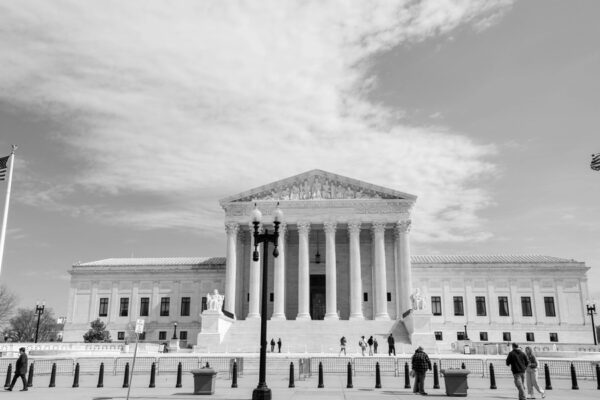 USA’s højesteret holder liv i postordre-abortpille: Medicinalbranchen får pusterum – men risikoen er ikke væk