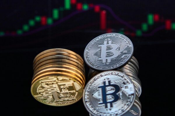 Bitcoin falder til laveste siden 2024: Investorer tvivler på både “digitalt guld” og tech-correlations