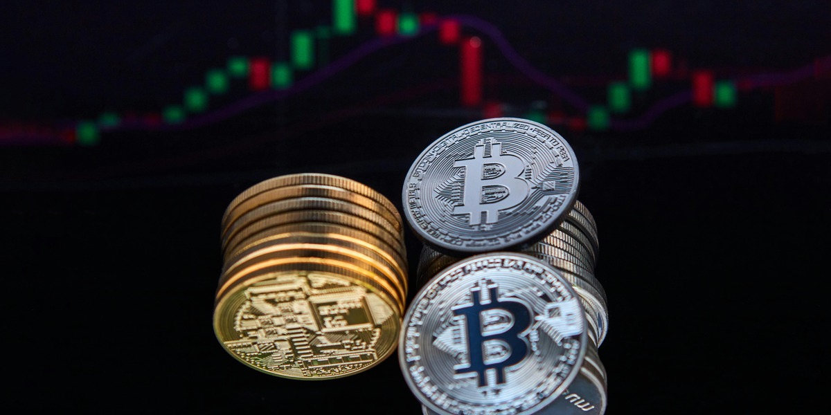 Bitcoin falder til laveste siden 2024: Investorer tvivler på både “digitalt guld” og tech-correlations