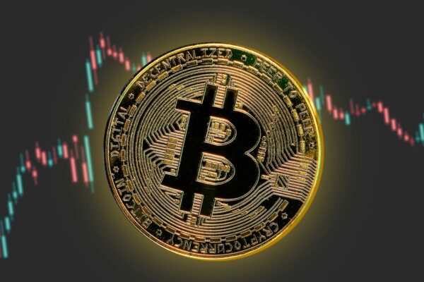 Bitcoin presses af “stærke hænder”: Langsigtede investorer sælger for milliarder i ny kapitulation