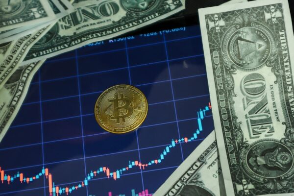Bitcoin presset til laveste niveau siden februar: Aktier og IPO-hype suger likviditet ud af krypto