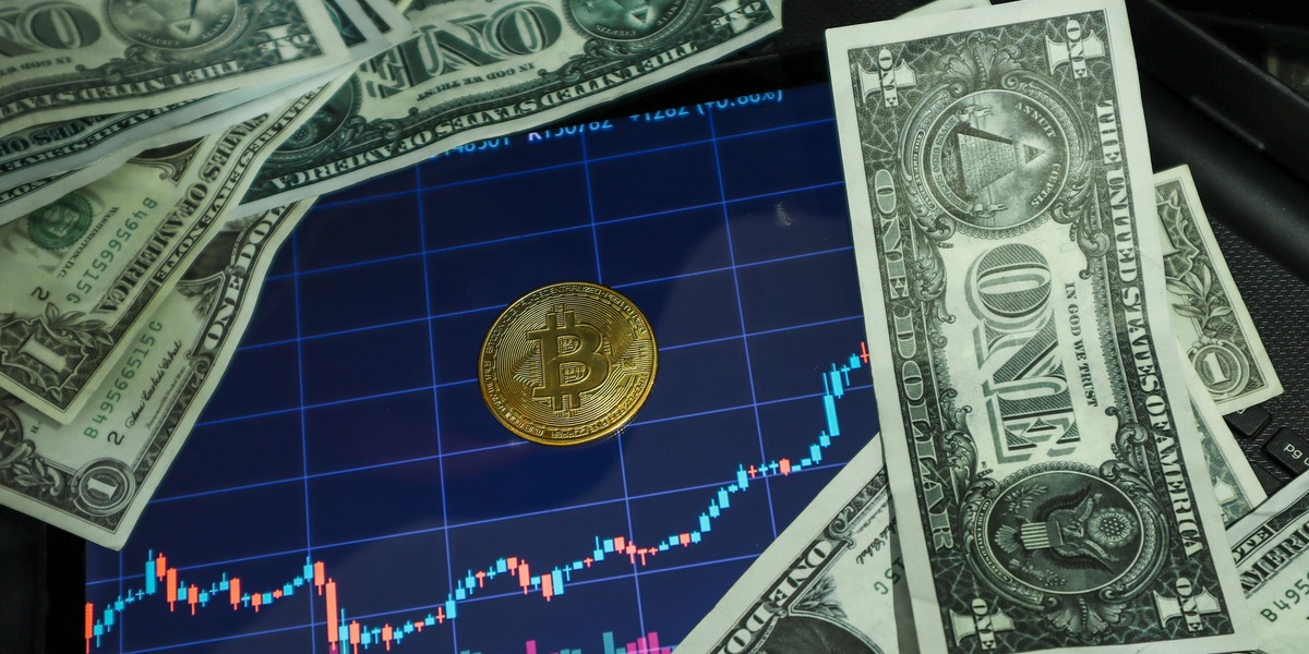 Bitcoin presset til laveste niveau siden februar: Aktier og IPO-hype suger likviditet ud af krypto