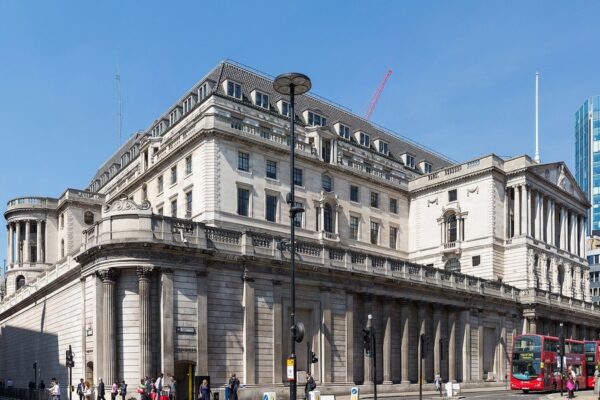 Britisk inflation overrasker: Bank of England får pusterum – men energiregningen lurer