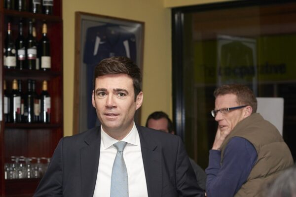 Britiske markeder på vagt: Andy Burnham vinder valg og kan udfordre Starmer allerede næste uge
