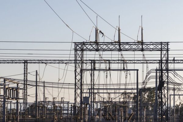 Danmarks elnet blinker rødt: Risiko for flaskehalse kan bremse elbiler og industrien frem mod 2030