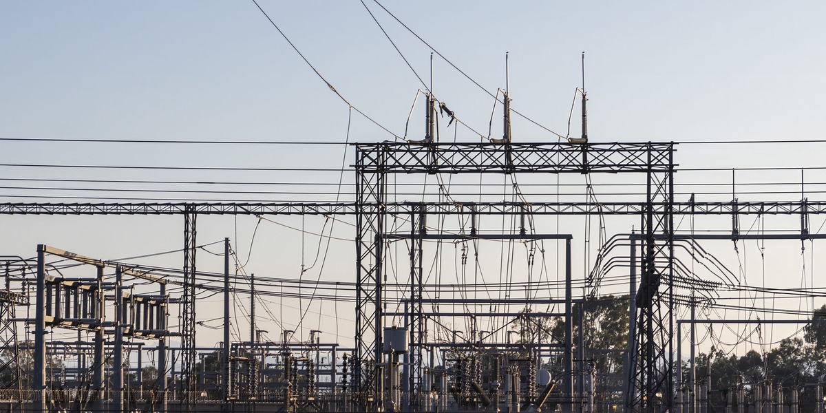 Danmarks elnet blinker rødt: Risiko for flaskehalse kan bremse elbiler og industrien frem mod 2030