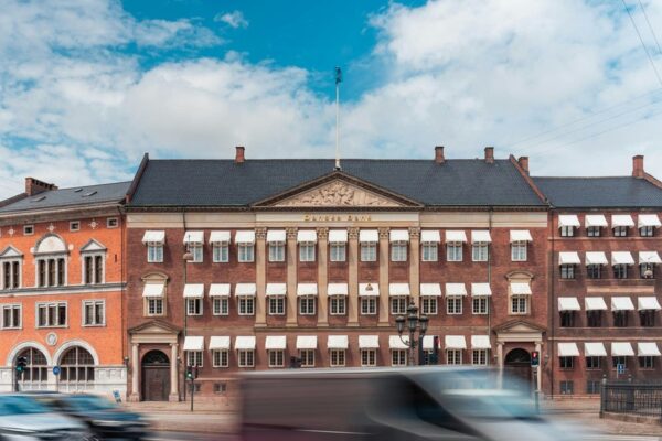 Danske Bank åbner for opkøb efter hvidvasksagen – mens Nets-nedbrud skærper fokus på driftssikkerhed
