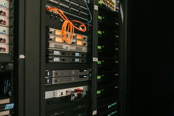 Hede og storme truer AI-boomet: Datacentre presses af klimarisiko og elnet på bristepunktet
