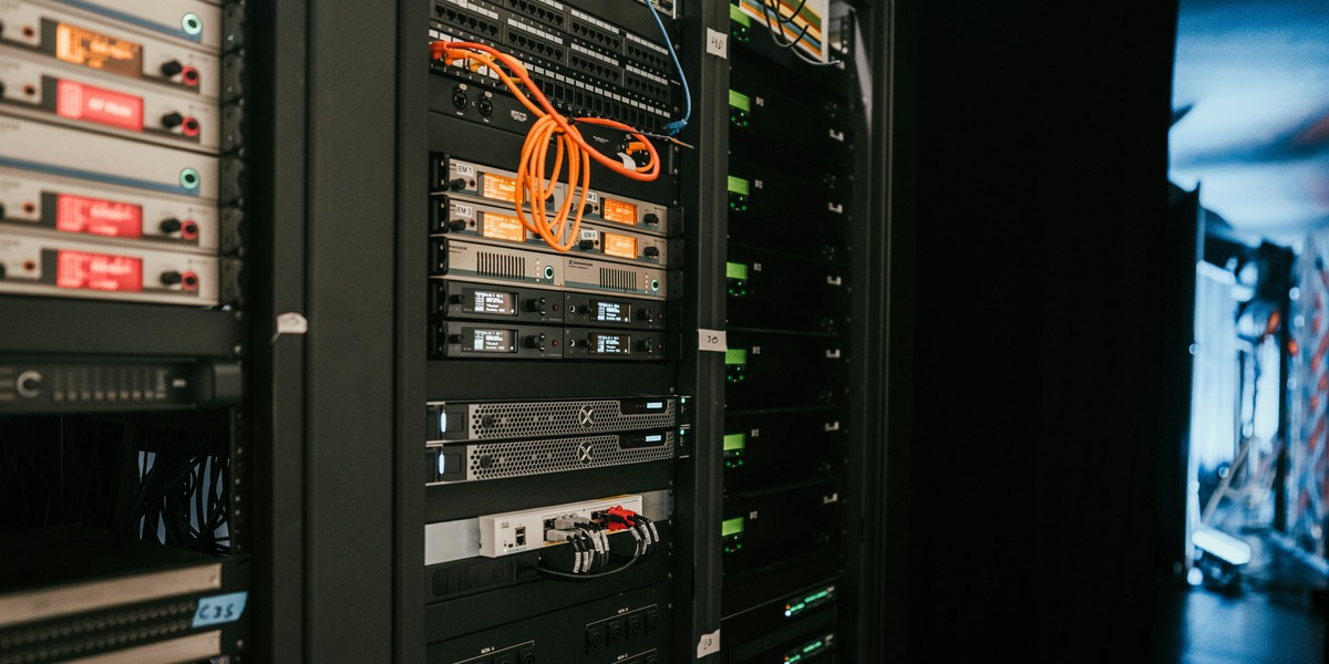 Hede og storme truer AI-boomet: Datacentre presses af klimarisiko og elnet på bristepunktet