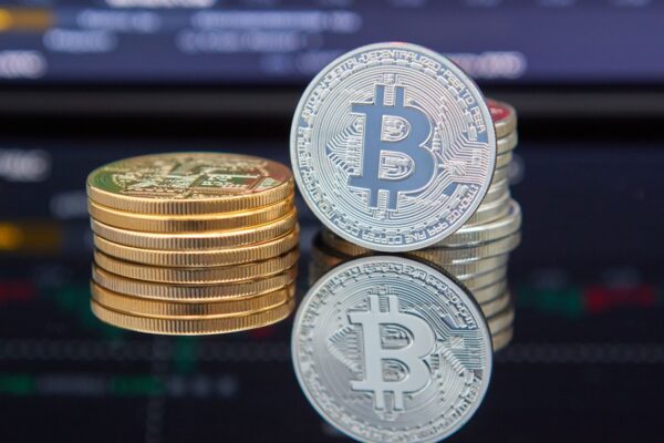 Mens bitcoin falder, strømmer penge ind i nye HYPE-ETF’er: Et nichebet med aktielogik