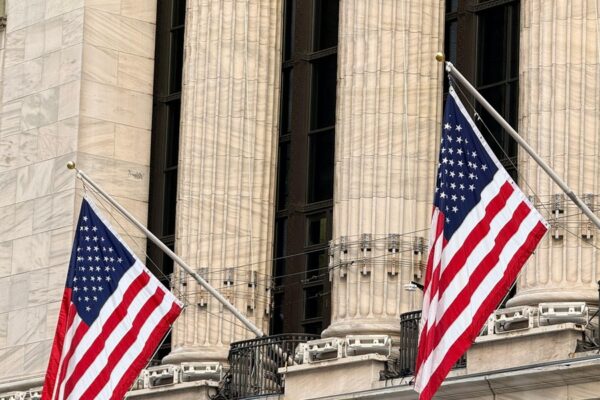 Ny geopolitisk uro sender investorer i sikkerhed: Asien-aktier ventes ned efter USA-Iran-sammenstød