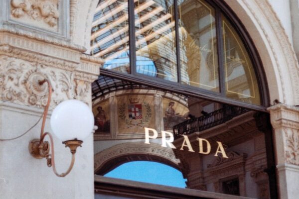 Pandora rykker frem i Italien – mens H&M’s skuffelse viser, hvor dyrt detailkampen er blevet