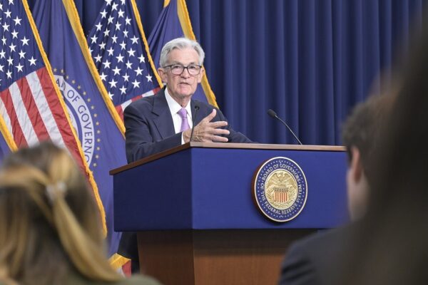 Powell advarer: Politisk kontrol med Fed kan ryste markederne og gøre inflationen sværere at styre