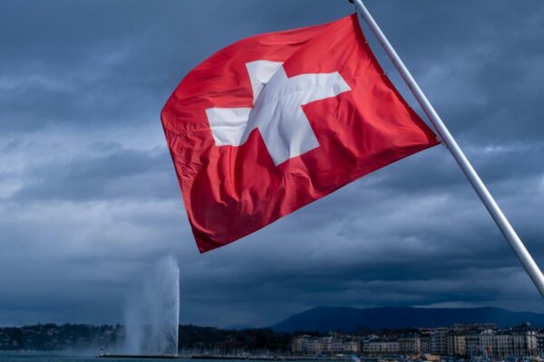 Schweiz stemmer om befolkningloft: Udenlandsk arbejdskraft og EU-adgang kan blive næste slagmark