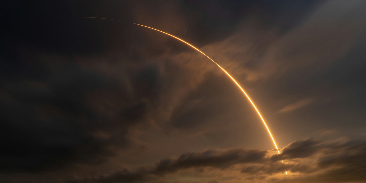 SpaceX’ vilde børsdebut splitter eksperter: Trilliondrøm eller dyr luftballon?