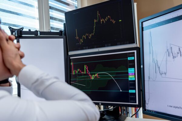 Teknologifald breder sig globalt: Investorer flygter fra AI-aktier, mens olie og guld også falder